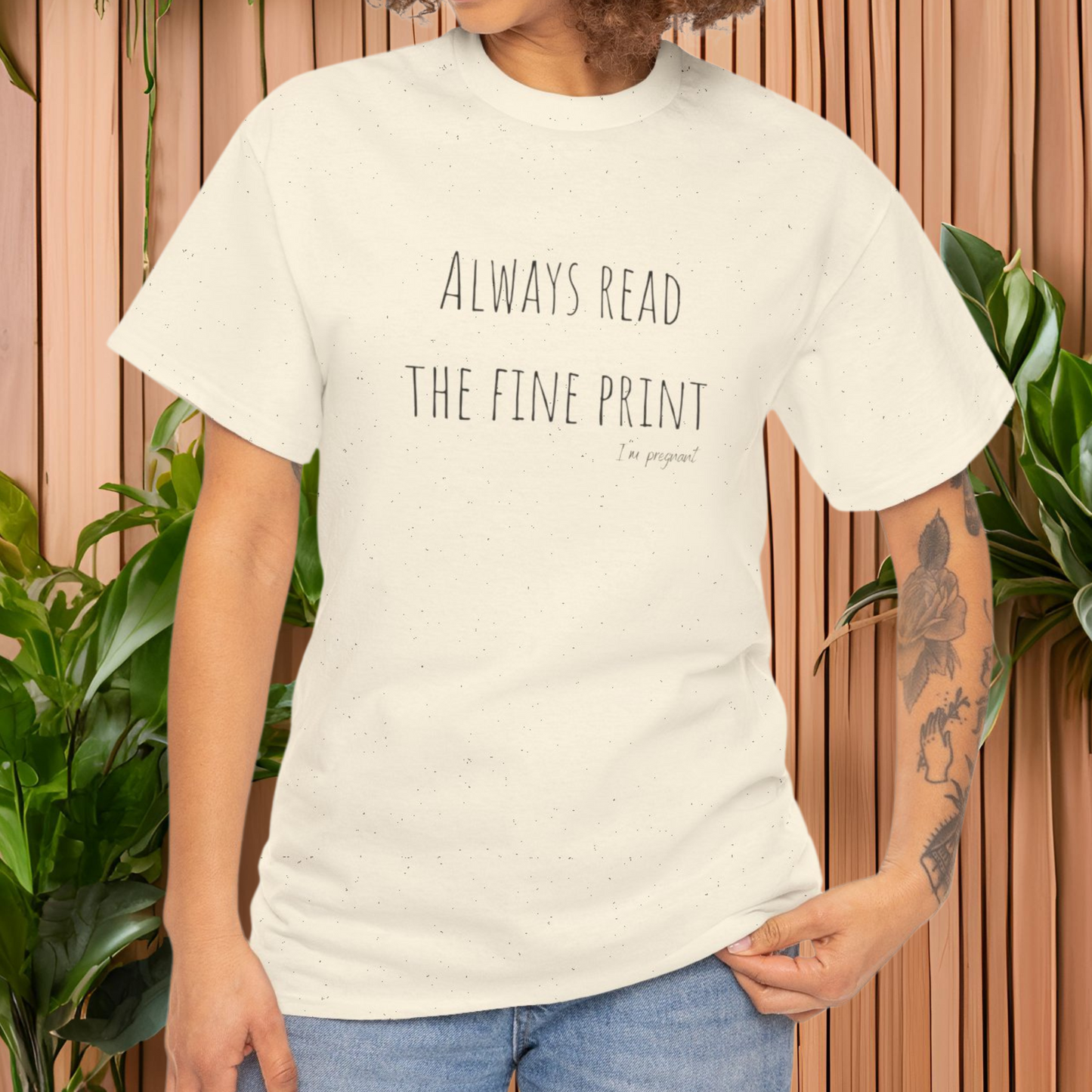 T-Shirt zur Schwangerschaftsverkündung "read the fine print"