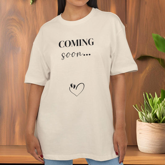 Oversized T-Shirt zur Schwangerschafts- verkündung "coming soon"